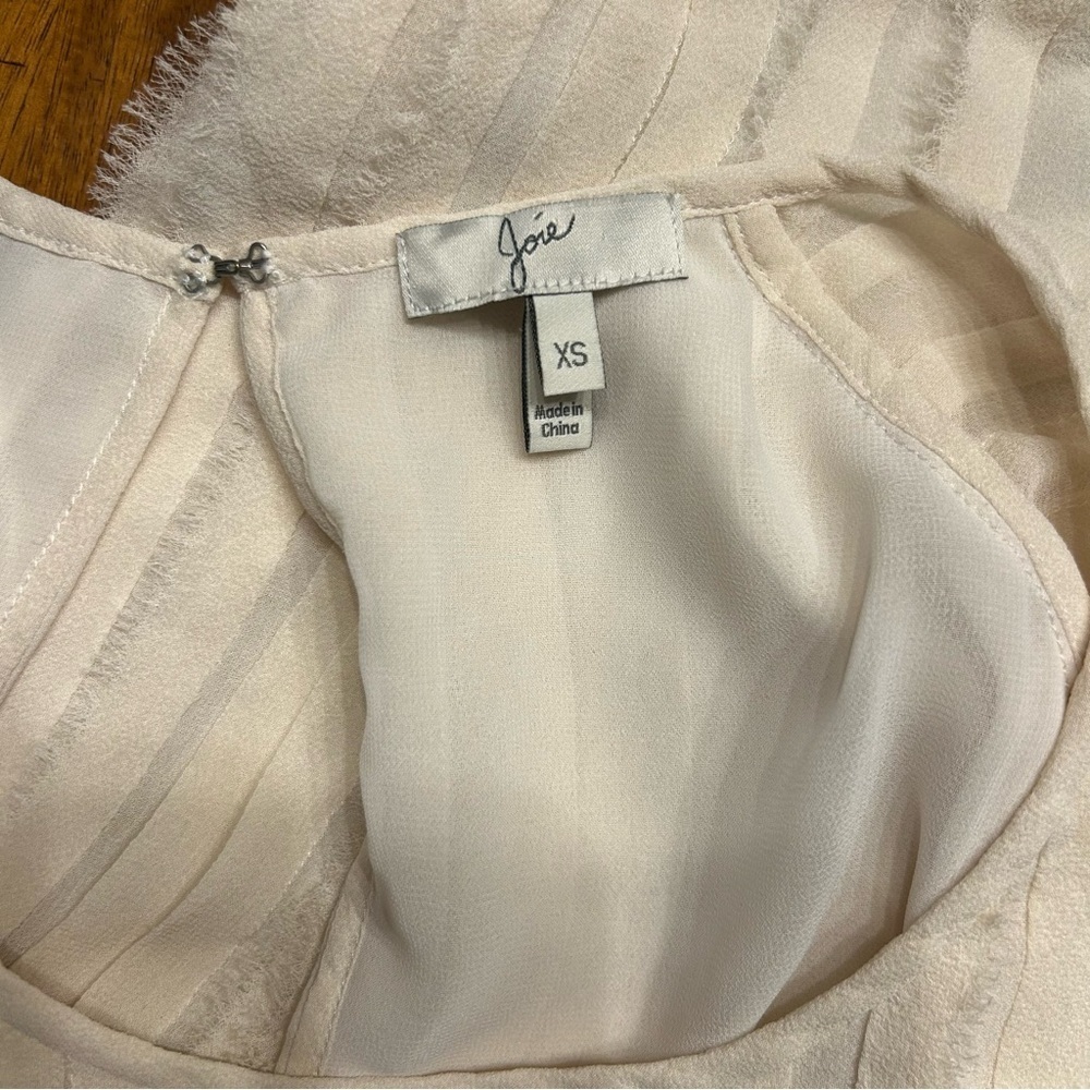 Joie 100% Silk Cream Pleated Blouse, Sz XS, Raw Edges, Lined Top - Picture 7 of 9